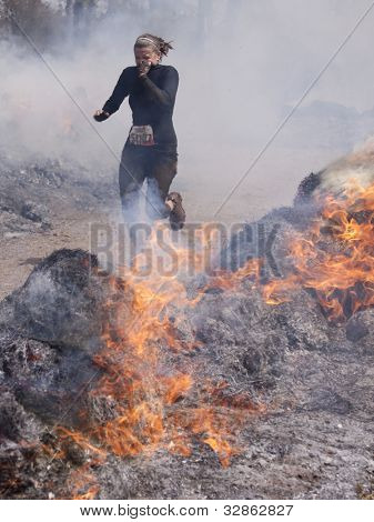포 코노 매너, 펜 실바 니 아-4 월 28: 여 자가 힘든 Mudder에서 화재 워커 장애물을 통해 4 월 28 일 실행