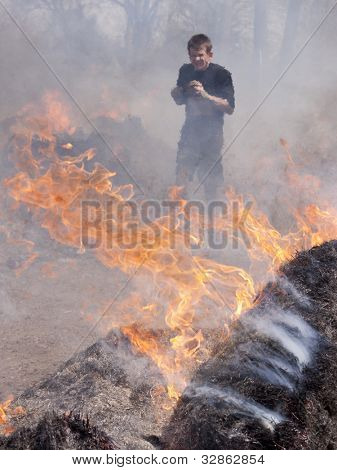 포 코노 매너, 펜 실바 니 아-4 월 28: 남자 힘든 Mudder에서 화재 워커 장애물을 통해에서 실행 됩니다 4 월 28 일, 