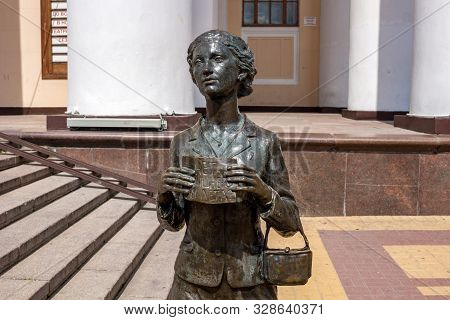 Kaluga, Russia - August 2017: Monument To The Theater Spectator In Kaluga On The Theater Square