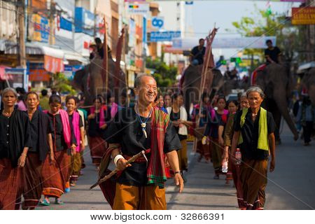 Surin DorfÃ¤lteste Parade Spitzengruppe