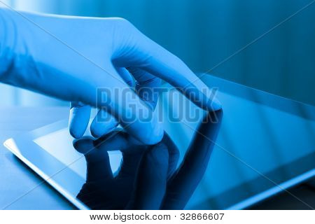 Toccare la tavoletta digitale nel guanto