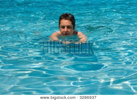 Žena plavání v otevřené vodě