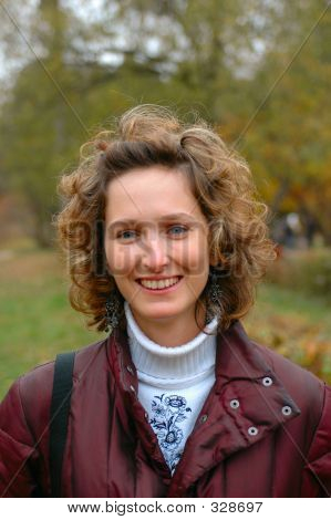 Souriante jeune fille mignonne