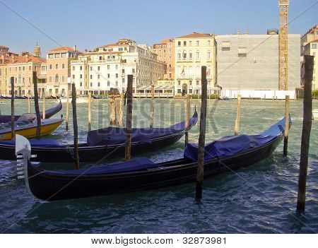 Gondoly Mored podél Canal Grande-Benátky, Itálie