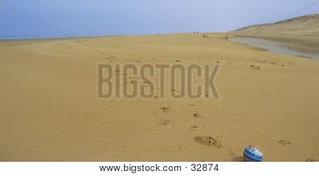 Elhagyatott tengerparton délben Haze