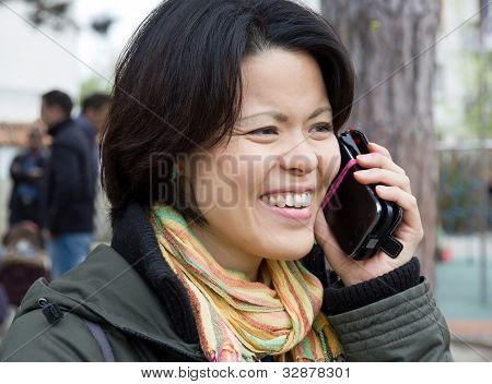 mujer llamada con su teléfono móvil