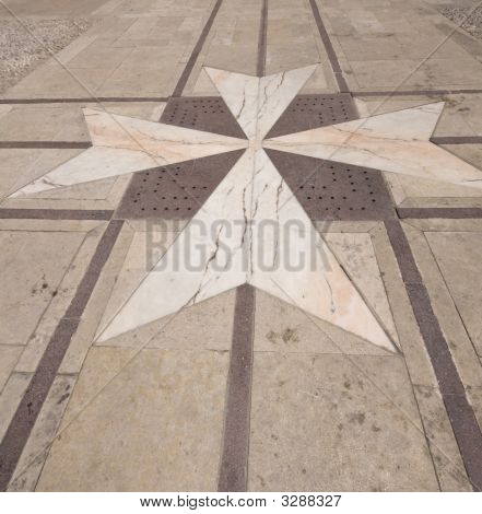 Innenhof Vilhena Palace Teppichfliesen Malteserkreuz Mdina malta