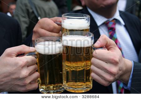 ธุรกิจคน Toasting กับเบียร์ของพวกเขา