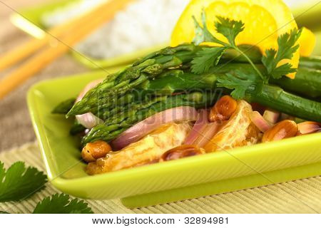 Asparagi verdi preparati in stile thailandese
