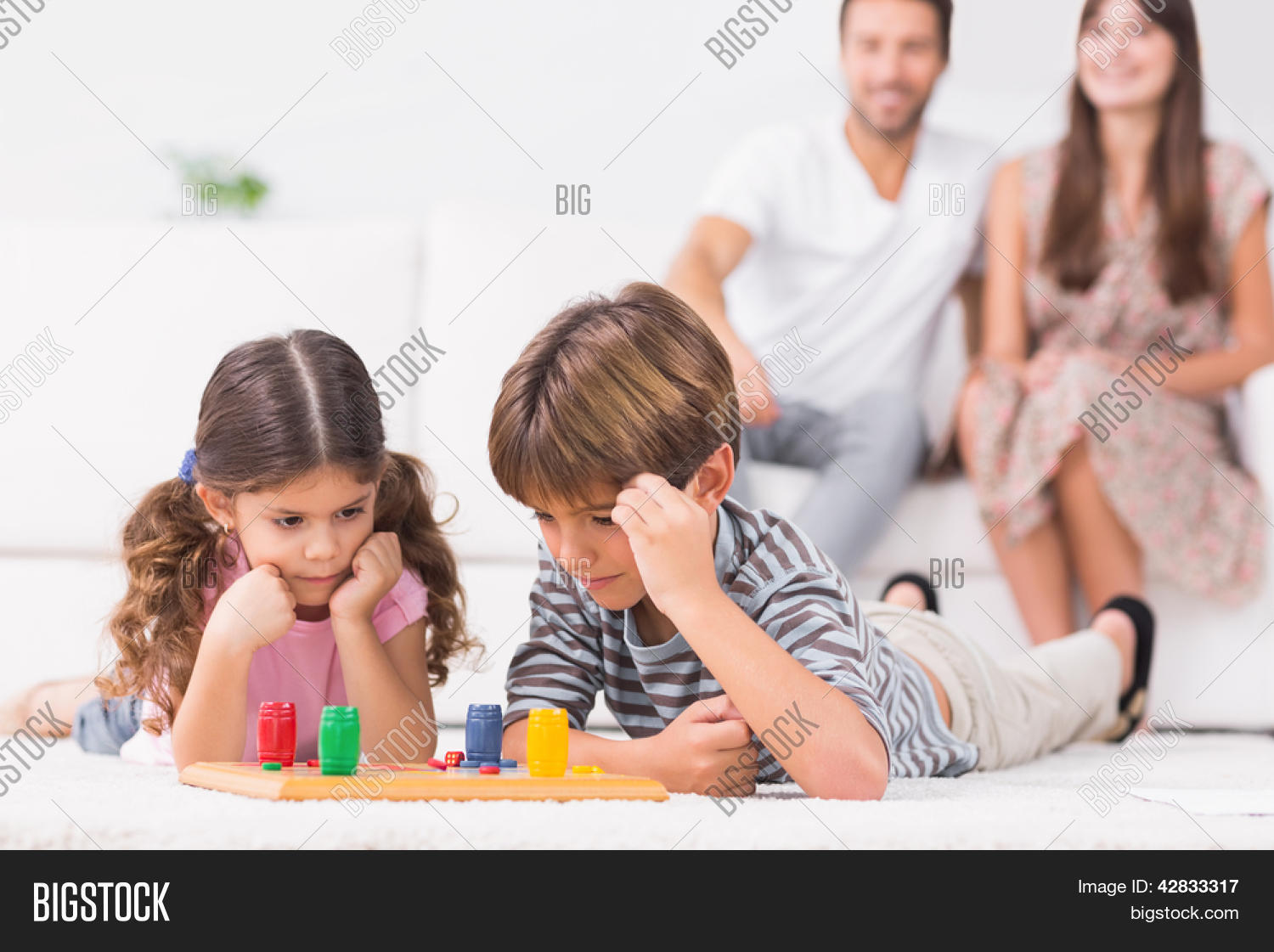 Мы с моей сестрой играем. Мы с моей сестрой играем. Девочка играет с сестрой. Играю с сестренкой. Во что можно поиграть со старшей сестрой.