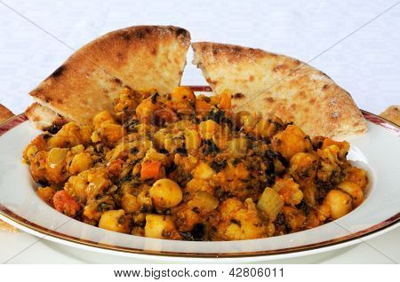 Curry vegetariano con pane Naan.