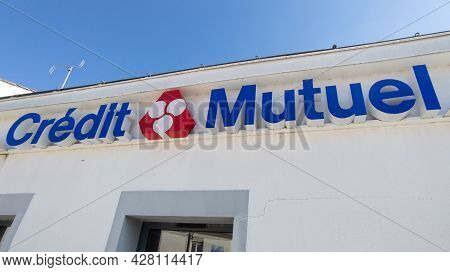 Bordeaux , Aquitaine France - 07 25 2021 : Credit Mutuel French Bank Logo Text And Sign Brand Office