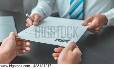 Job application, Job applicant submits an application to the employer, submit documents, Applicant I