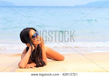 Modello tailandese sulla spiaggia