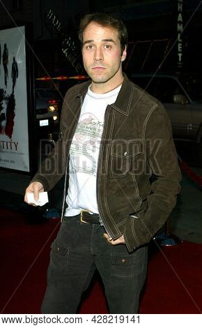 LOS ANGELES - APR 23: Jeremy Piven arrives to  the âIdentityâ Hollywood Premiere on April 23, 2003 in Hollywood, CA