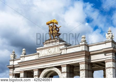 Moscow, Russia - June 30, 2021: Sculpture Worker And Kolkhoz Woman Above The Main Entrance To The Vd