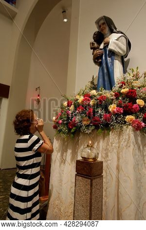 Admirers Of The Saint Dulce Of The Poor
