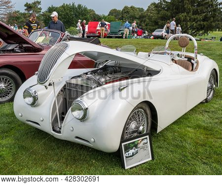 Pittsburgh, Pennsylvania, Usa July 24, 2021 The Pittsburgh Vintage Gran Prix In Schenley Park, A Yea