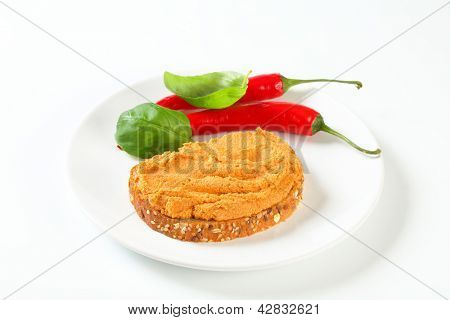 hele korn brød med krydret spredning og chilipeber
