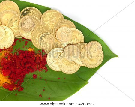 Gouden munten gehouden op Betel blad samen met vermiljoen poeder
