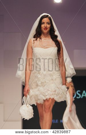 Záhřeb, Chorvatsko - 16. února: Fashion model nosí svatební šaty vyrobené od Vesna Sposa na 