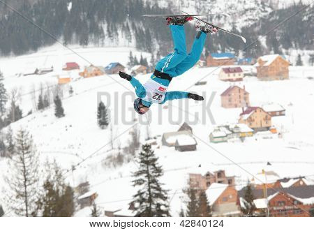 BUKOVEL, Ucrânia - 23 de fevereiro: Sergei Berestovskiy, Cazaquistão realiza esqui aéreo durante Freest