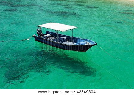 Kaunis ranta moottorivene Tioman Island, Malesia