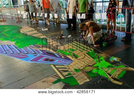 Bangkok - el 3 de marzo: Un artista (aimee Bonham) en dibujo y pintura su 3D arte en vida Ar