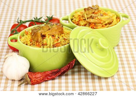Köstlichen Pilaf mit Gemüse auf Tischtuch Hintergrund