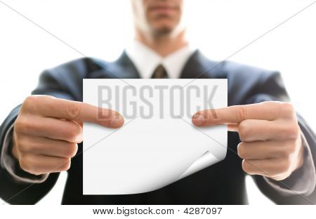 Biglietto da visita bianco nelle mani