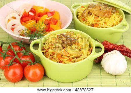 Köstlichen Pilaf mit Gemüse am Tisch hautnah