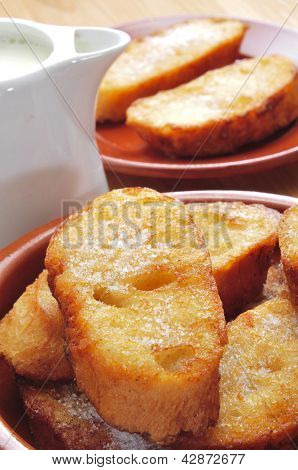 Nærbillede af en plade med nogle torrijas, typisk spansk dessert for Lent og påske