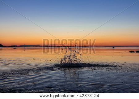 Wasser Spritzen im Sonnenuntergang