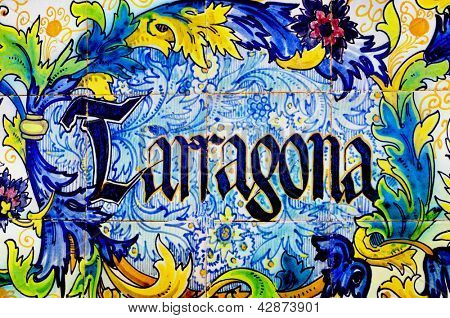Siviglia, Spagna - 17 maggio: Tarragona scritto su piastrelle in Plaza de Espana su 17 maggio 2012 a Siviglia, S