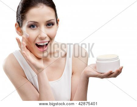 Mujer aplicar Crema emoliente de envase en la cara, aislado en blanco. La búsqueda de la belleza
