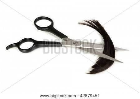 Kousky vlasy nůžkami izolovaných na bílém