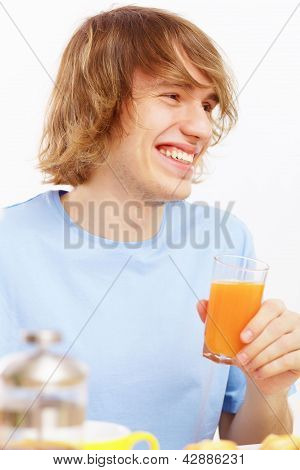 Młody człowiek pije sok