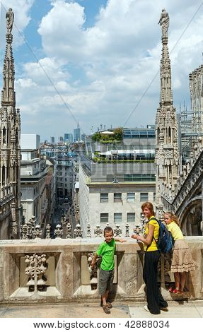 Tag af Milano Cathedra (Italien) og familien.