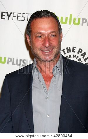 LOS ANGELES - MAR 3: Alan Poul arriva presso la 