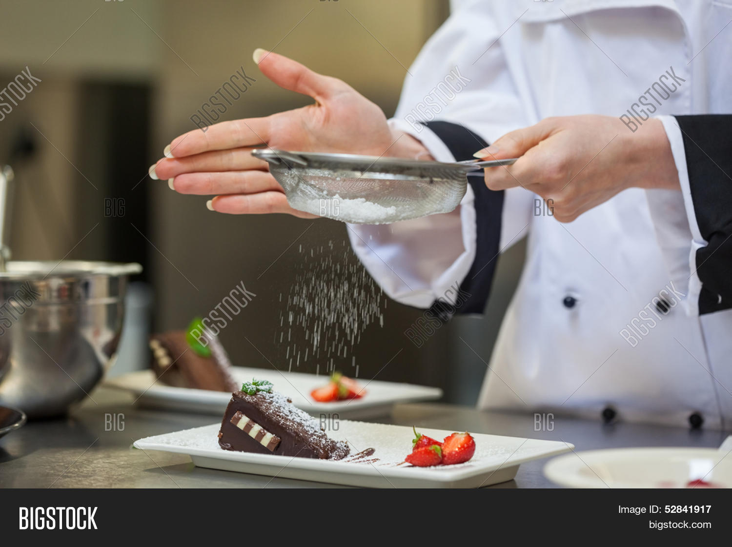 Мужик на кухне. Повар подбрасывает пиццу. Мужчина на кухне. Как называют людей которые готовят. Повар на кухне.