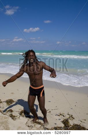 Mand danser på stranden i Cuba