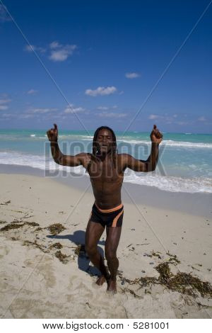 Mand danser på stranden i Cuba