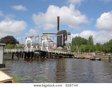 Vindmølle & træbro