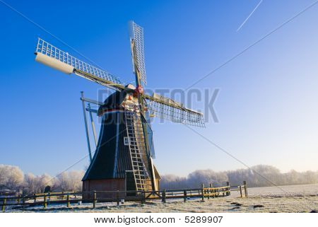 Windmill ในฟ้าเป็นสีฟ้าหนาว