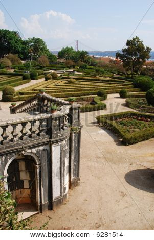 Kouzelný Ajuda zahrada s 25 most v Lisabon, Portugalsko