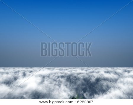 Pohled přes zatažené obloze