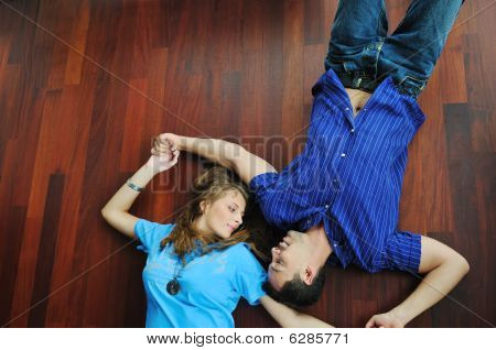 Lykkelige par i tomme lejlighed