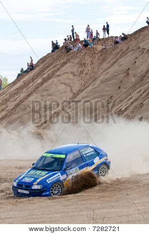 Rostov, Rusko - 27. července: Sergej Voron jednotky modré auto Citroen během Rostov Velikiy ruské rally