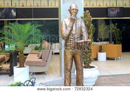 Kisa Vorobyaninov statue in Odessa