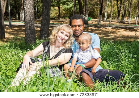 African American Happy Family: Black Father, Mom And Baby Boy On Nature. Use It For A Child, Parenti